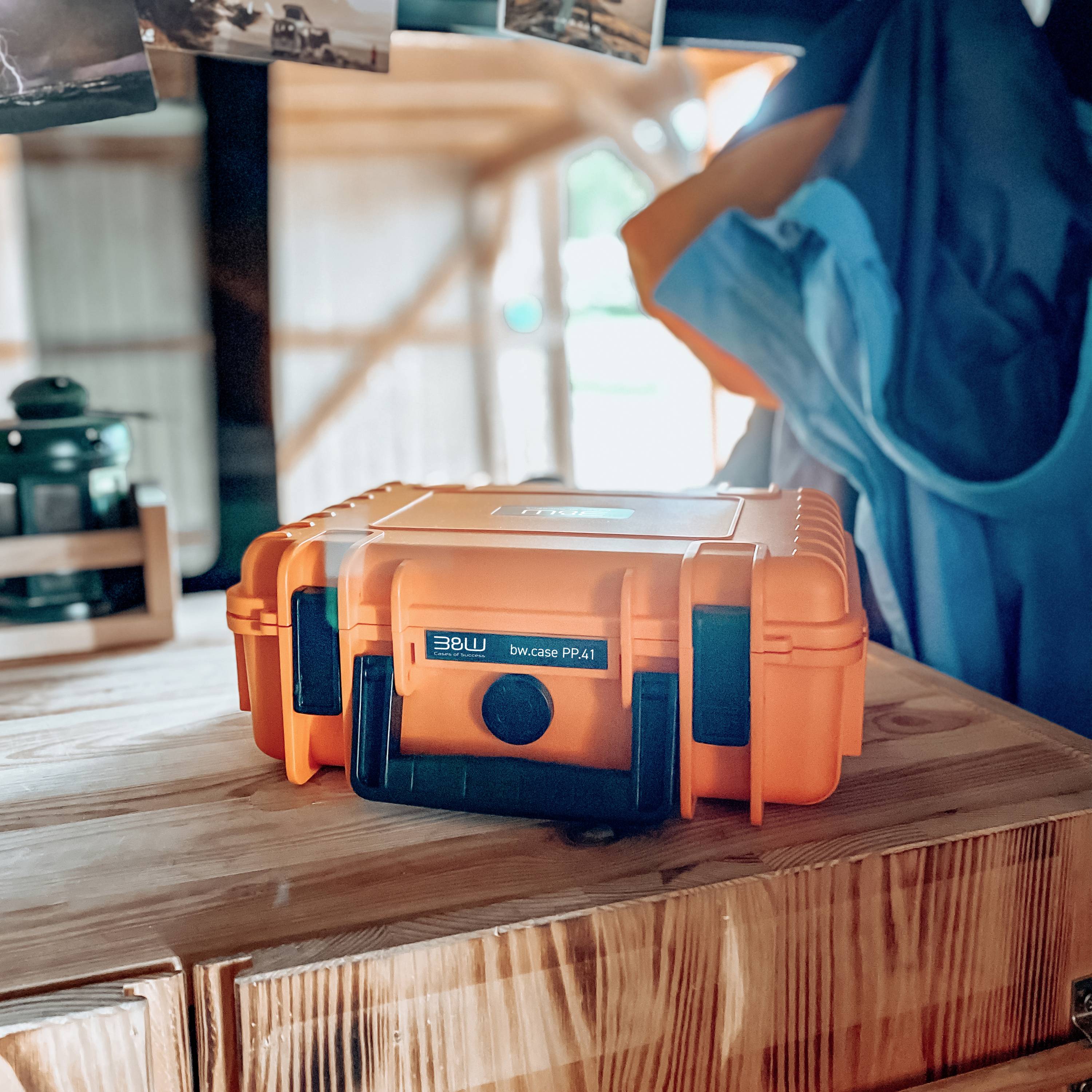 Orangefarbene Schutzumhüllung mit der Aufschrift 