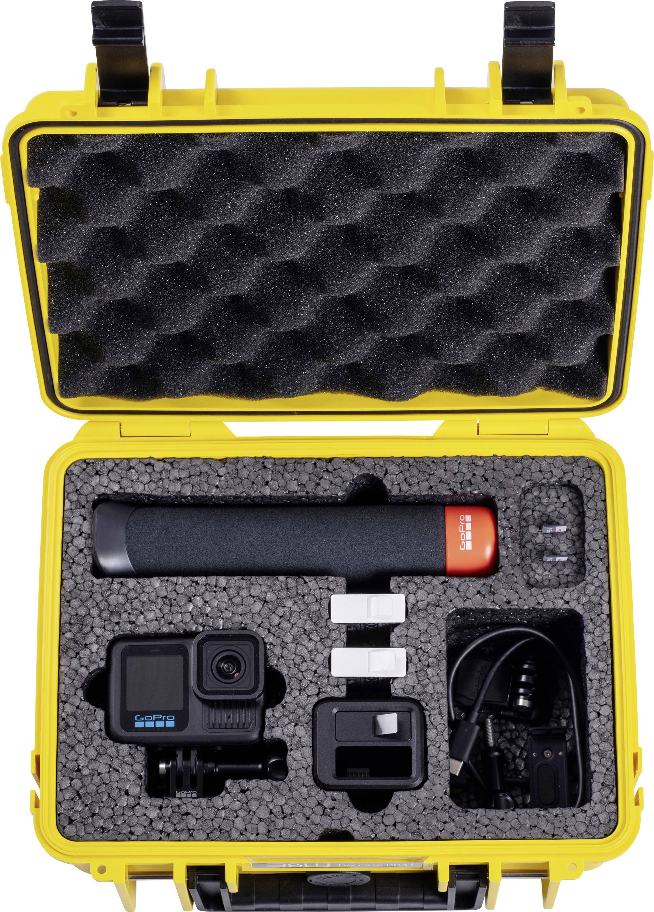 Ein gelbes Schutzgehäuse mit Schaumstoffeinsätzen enthält eine kompakte Actionkamera, einen schwimmfähigen Handgriff und verschiedene Kamerazubehörteile.