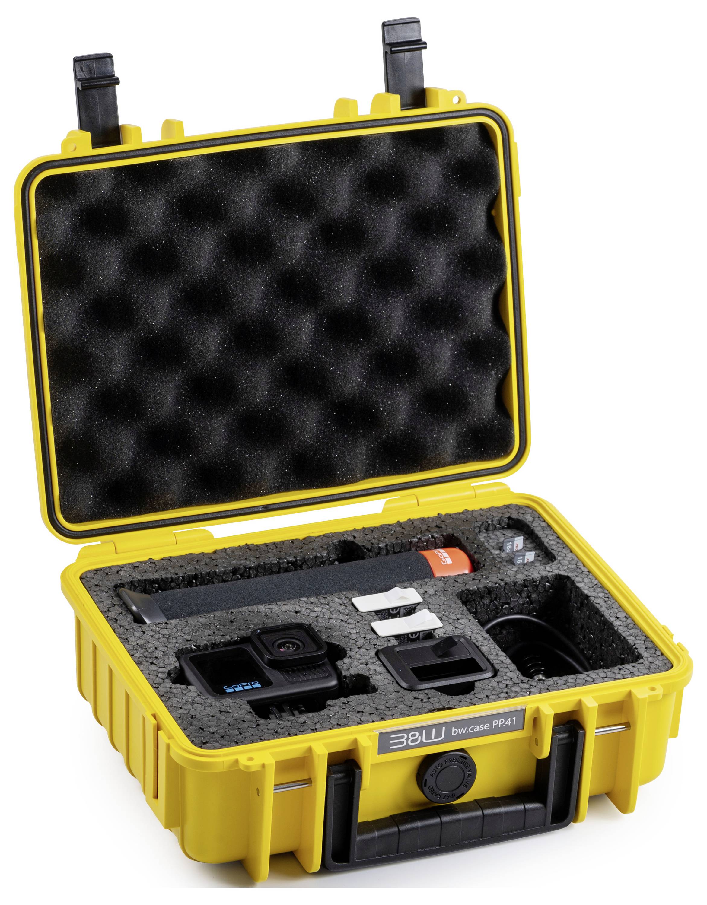 Ein gelbes Schutzgehäuse ist geöffnet und zeigt eine Kamera, Halterungen und Zubehör, die sorgfältig in maßgefertigten Schaumstoffeinschnitten angeordnet sind.