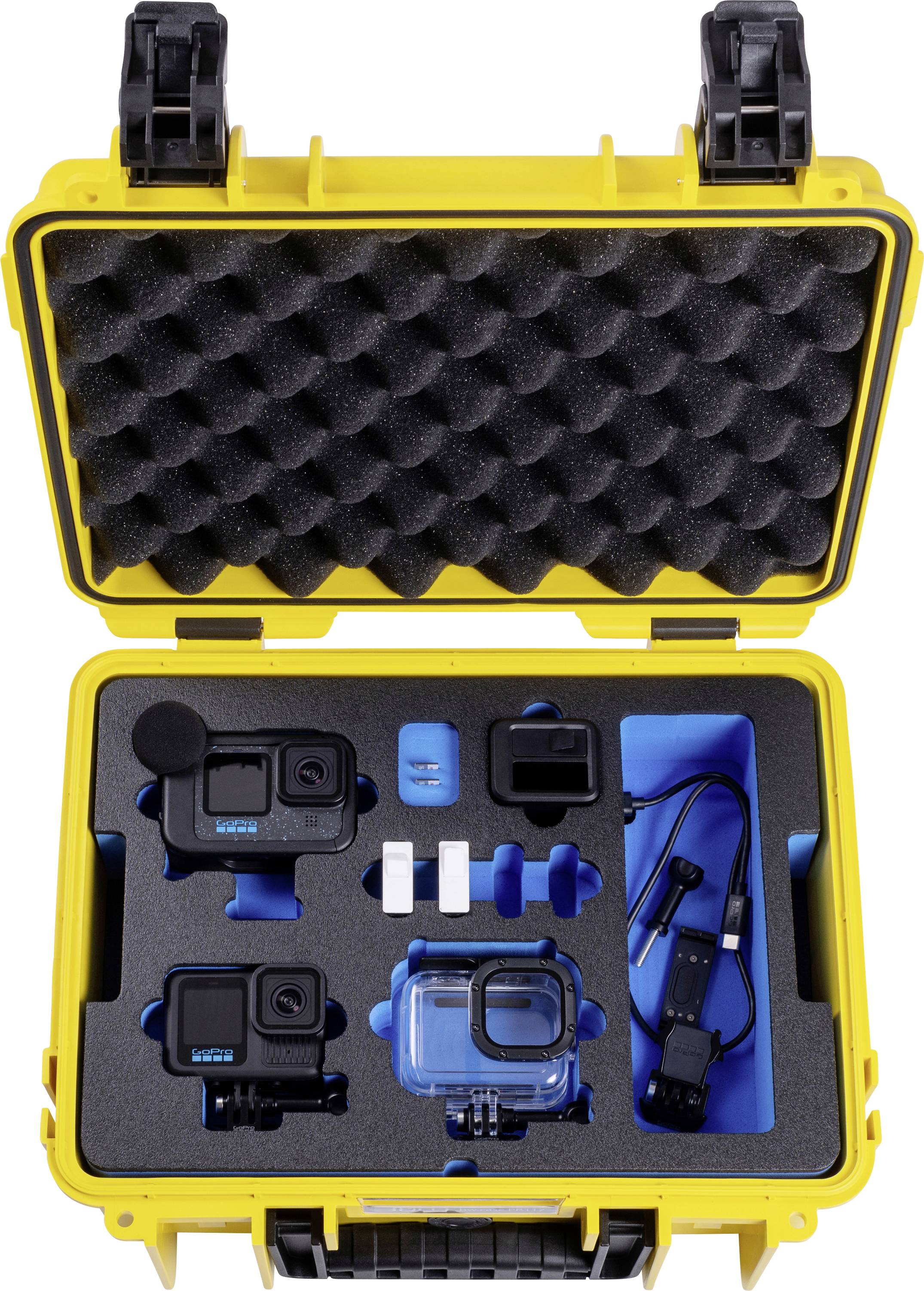 Eine gelbe Schutzbox enthält zwei Actionkameras, Batterien, ein Ladegerät und Zubehör, sorgfältig und übersichtlich in Schaumstoffeinlagen organisiert.