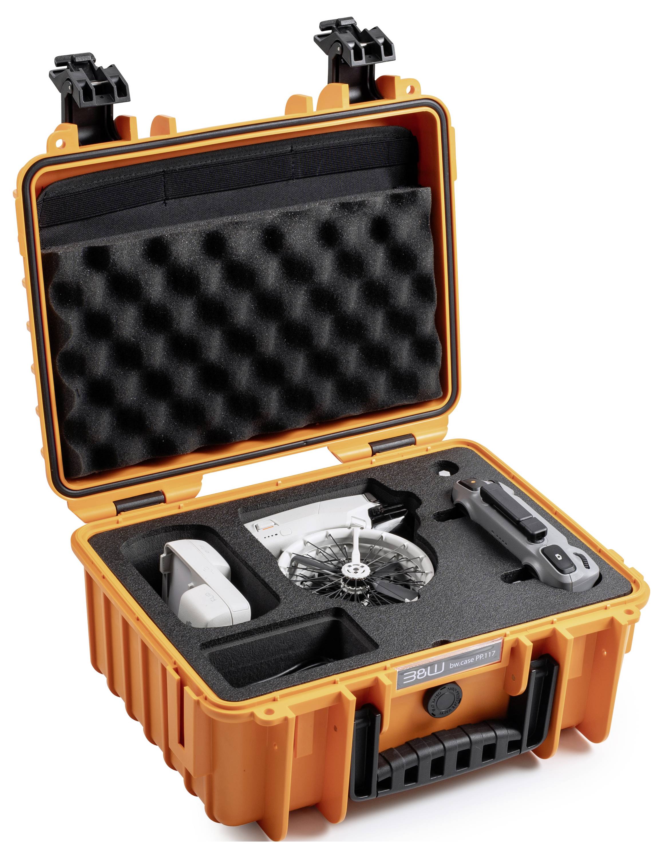 Eine offene orangefarbene Schutzbox mit maßgefertigten Schaumstoffeinsätzen enthält eine Drohne und deren Fernbedienung. Ein Satz Propeller und eine Bedienungsanleitung befinden sich ebenfalls im Inneren.
