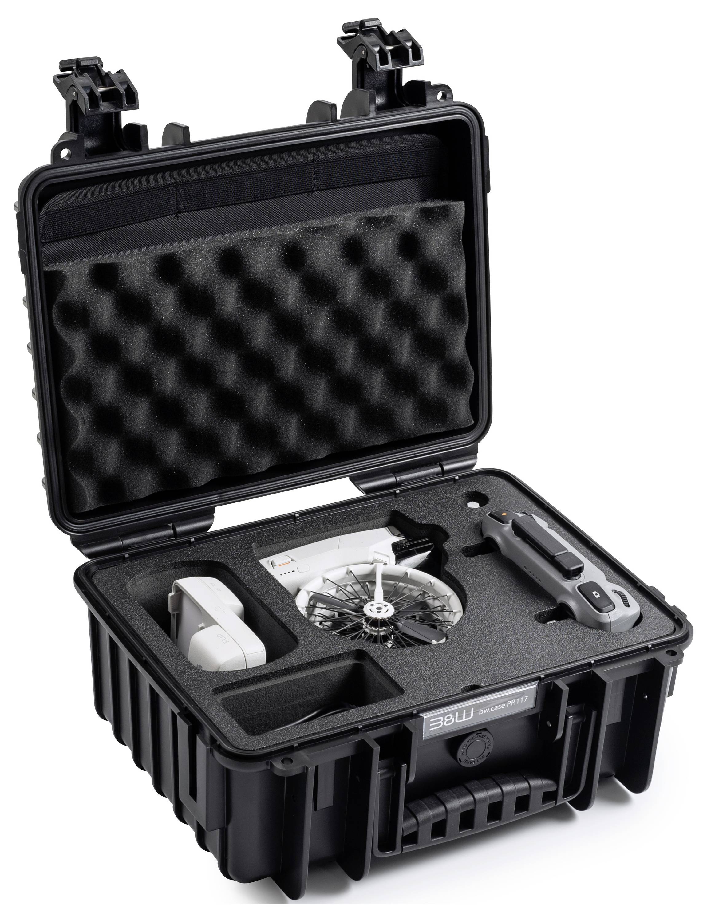Ein schwarzer Schutzkoffer mit Schaumstoffpolsterung, der eine Drohne und deren Fernsteuerung sicher und geordnet für den Transport aufnimmt.