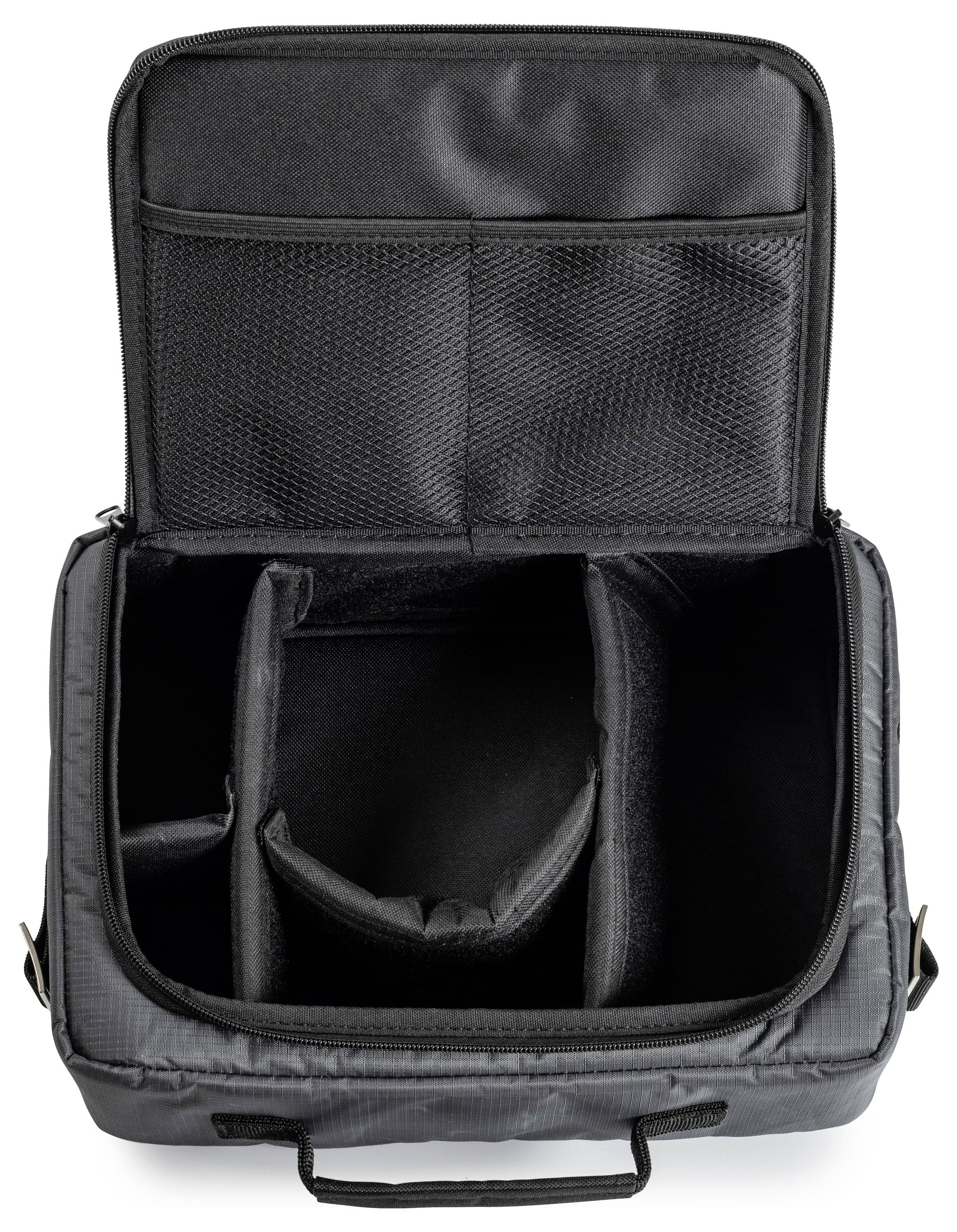 Eine offene schwarze Kameratasche mit verstellbaren gepolsterten Fächern und Netztaschen, entwickelt zum sicheren Organisieren und Transportieren von Fotoausrüstung.