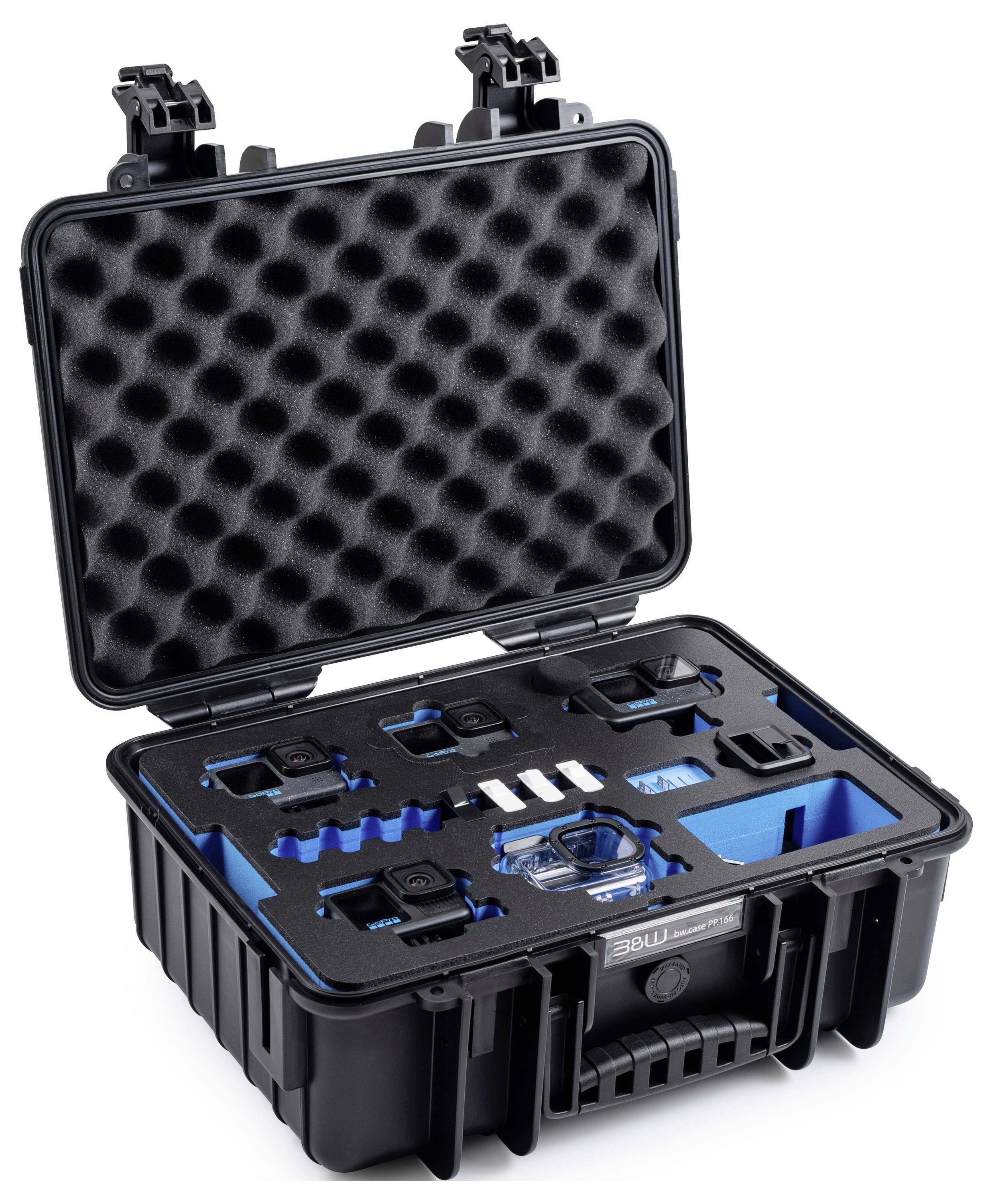 Schwarze Schutzbox mit Schaumstoffauskleidung im Inneren, die verschiedene Kamera-Zubehörteile wie Halterungen, Batterien und ein Ladegerät in vorgesehenen Fächern enthält.