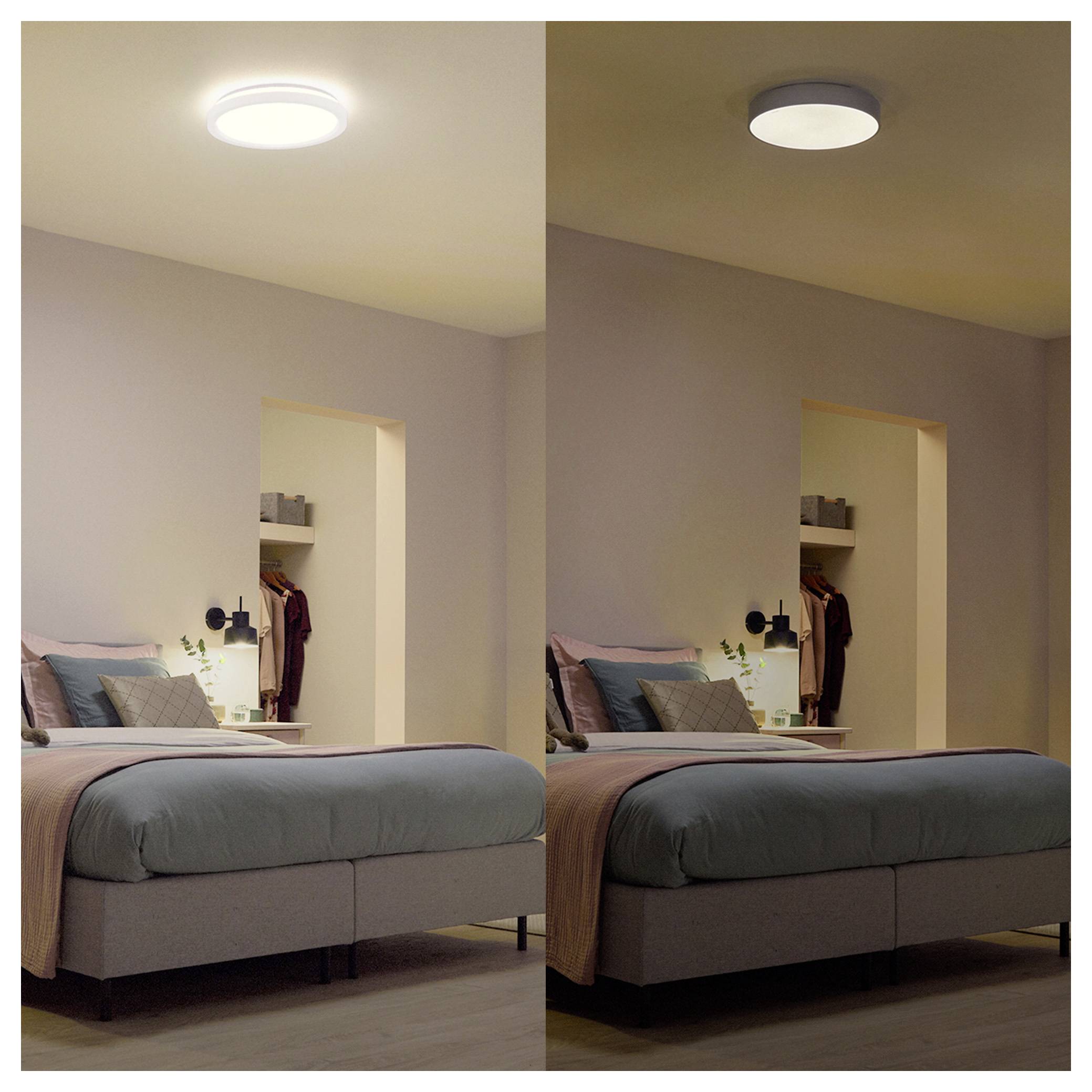 Ein Schlafzimmer mit einem Doppelbett und einem Nachttisch wird unter zwei verschiedenen Beleuchtungsbedingungen gezeigt: eine hell, die andere gedimmt.