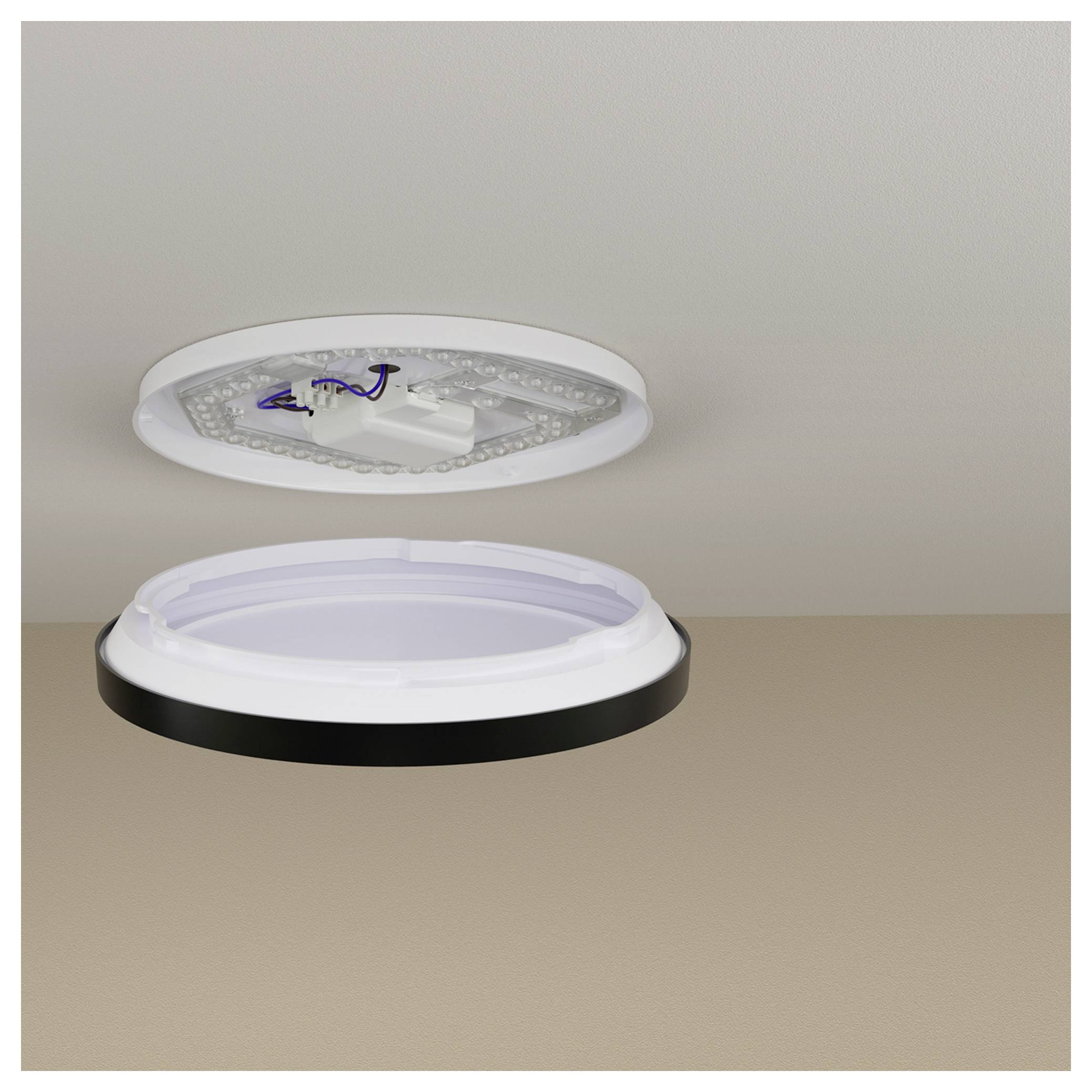 Eine runde LED-Deckenleuchte wird teilweise installiert gezeigt. Die Grundplatte ist an der Decke befestigt, mit sichtbaren Kabeln und abgenommenem Deckel.