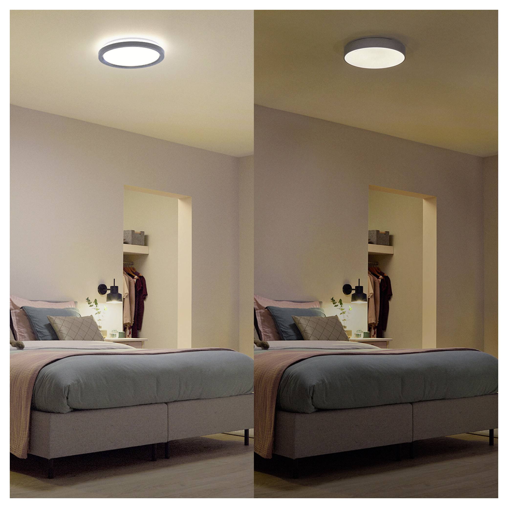 Schlafzimmer mit grauem Bett, beigen Wänden, Deckenleuchte links an im linken Bild und Deckenleuchte aus im rechten Bild, zeigt Beleuchtungsänderungen.