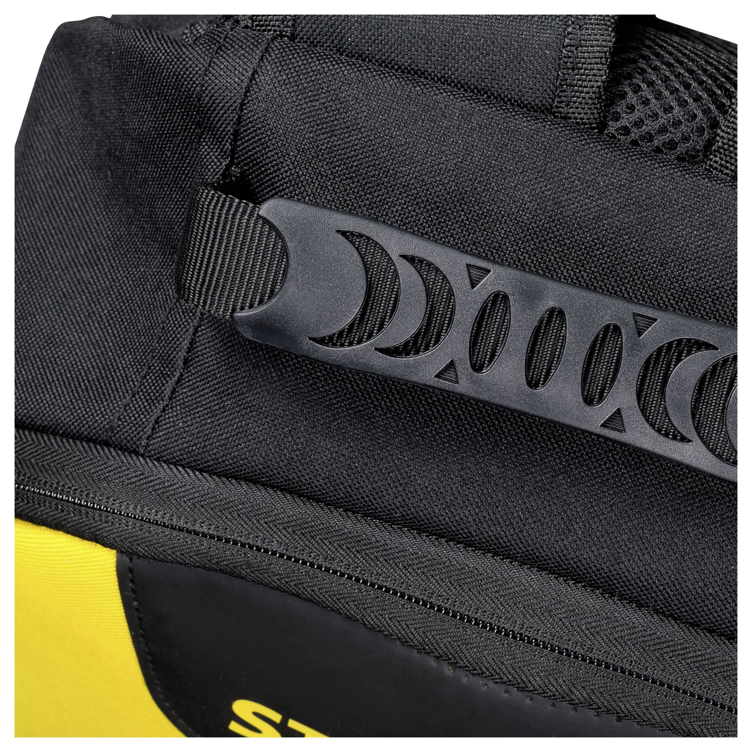 Eine Nahaufnahme eines schwarzen und gelben Rucksacks mit einem Mondphasen-Design auf einem schwarzen Elastikgurt, die die Details des Designs hervorhebt.