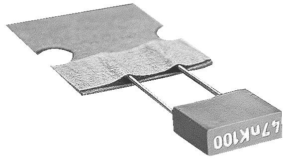 Ein Nadeleinfädler aus Metall mit einem flachen, rechteckigen Griff und einer dünnen Drahtschlaufe zum Einfädeln, der häufig beim Nähen und in der Handarbeit verwendet wird.