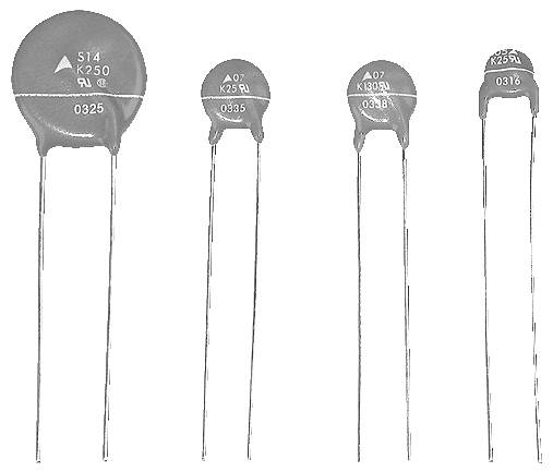 Varistoren mit verschiedenen Spannungswerten und Größen von links nach rechts angeordnet; elektronische Bauteile, die zum Schutz vor Spannungsspitzen verwendet werden.