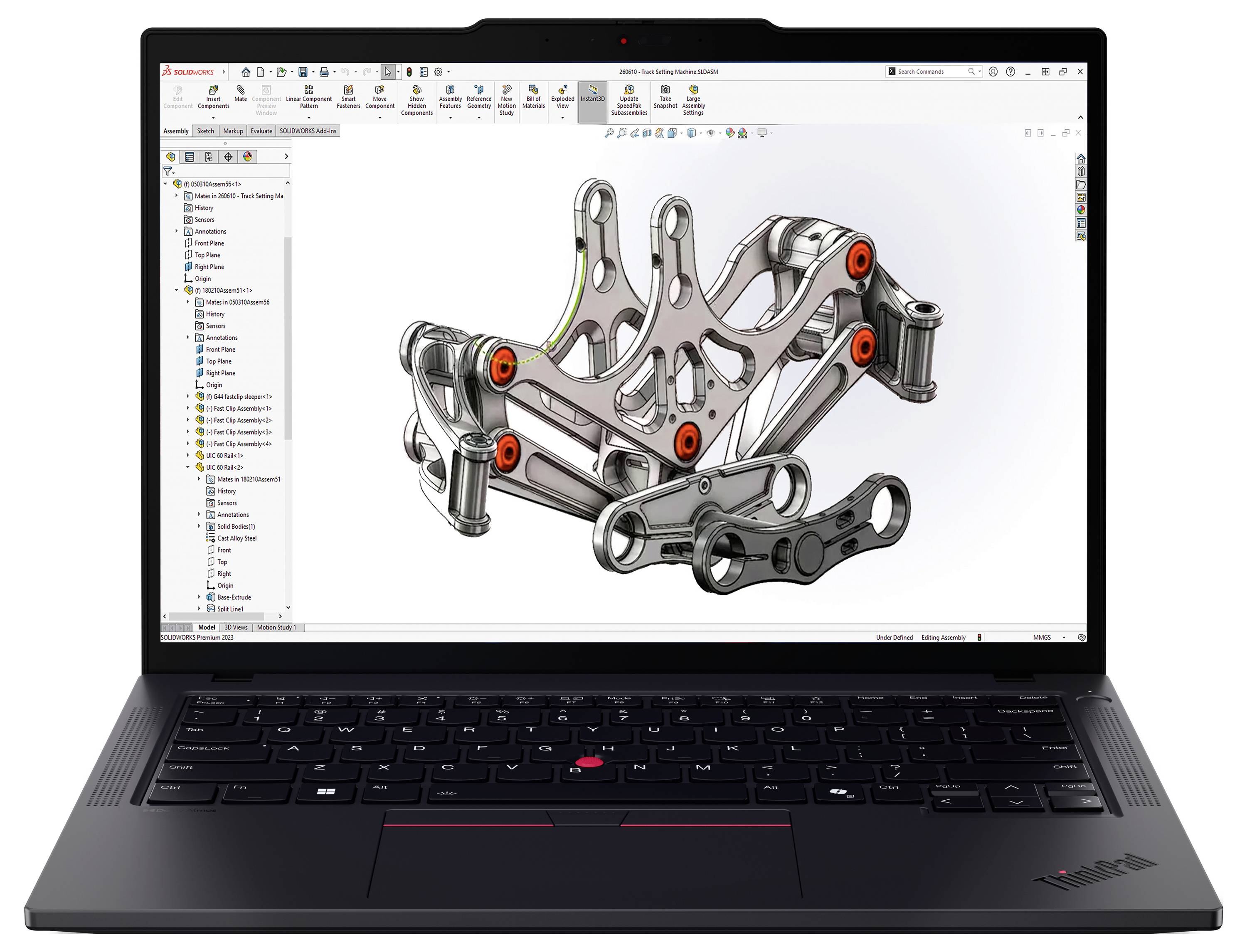 Ein Laptop zeigt eine CAD-Softwareoberfläche mit einem mechanischen Bauteilmodell, das mehrere Gelenke und hervorgehobene Verbindungspunkte aufweist.