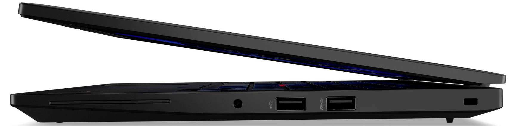 Ein halb geöffneter, schlanker schwarzer Laptop, Seitenansicht mit Audioausgang, USB-Anschlüssen und dünnem Profil auf weißem Hintergrund.