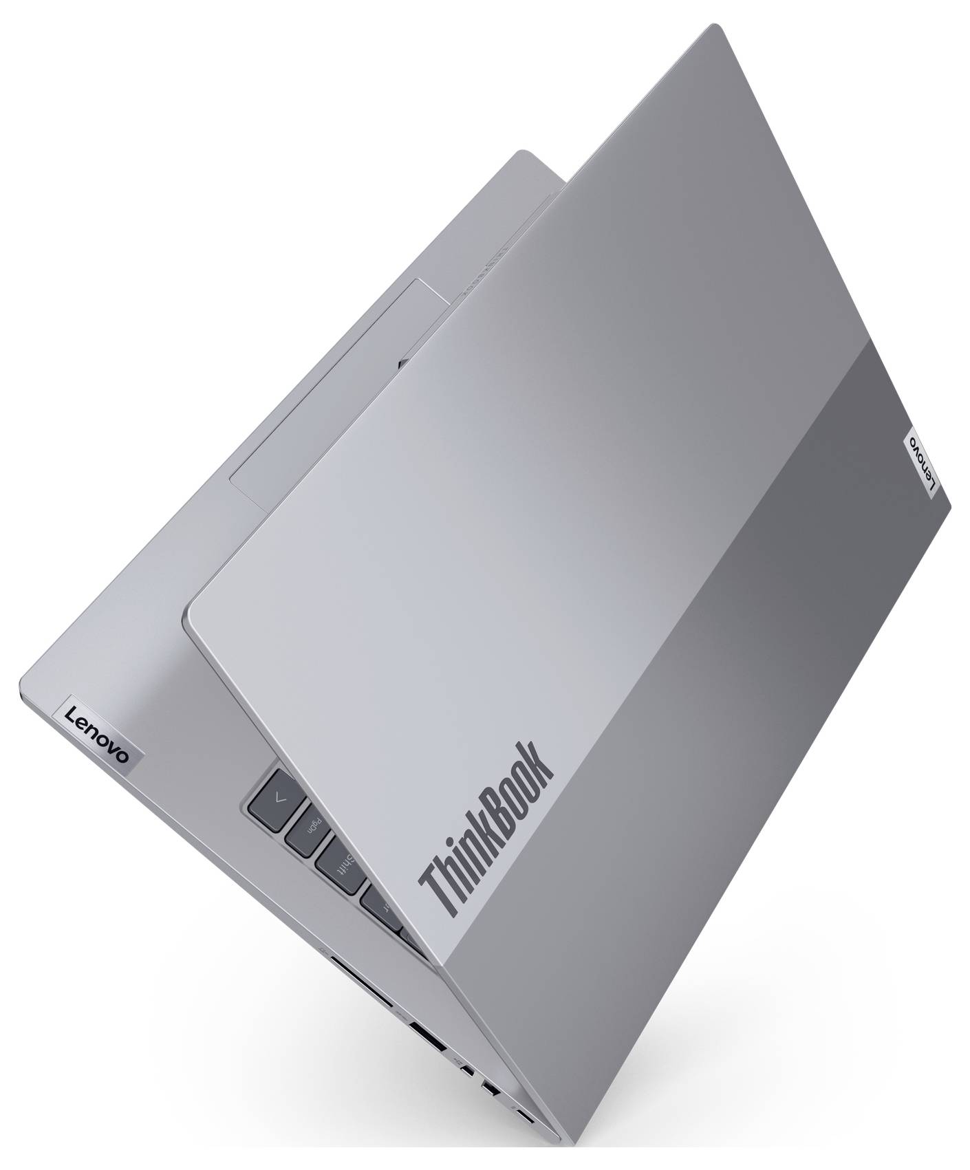 Ein silberner Lenovo ThinkBook Laptop, teilweise geöffnet, zeigt eine gewinkelte Konstruktion mit sichtbarem Logo auf dem Deckel und betont dabei elegante und moderne Ästhetik.