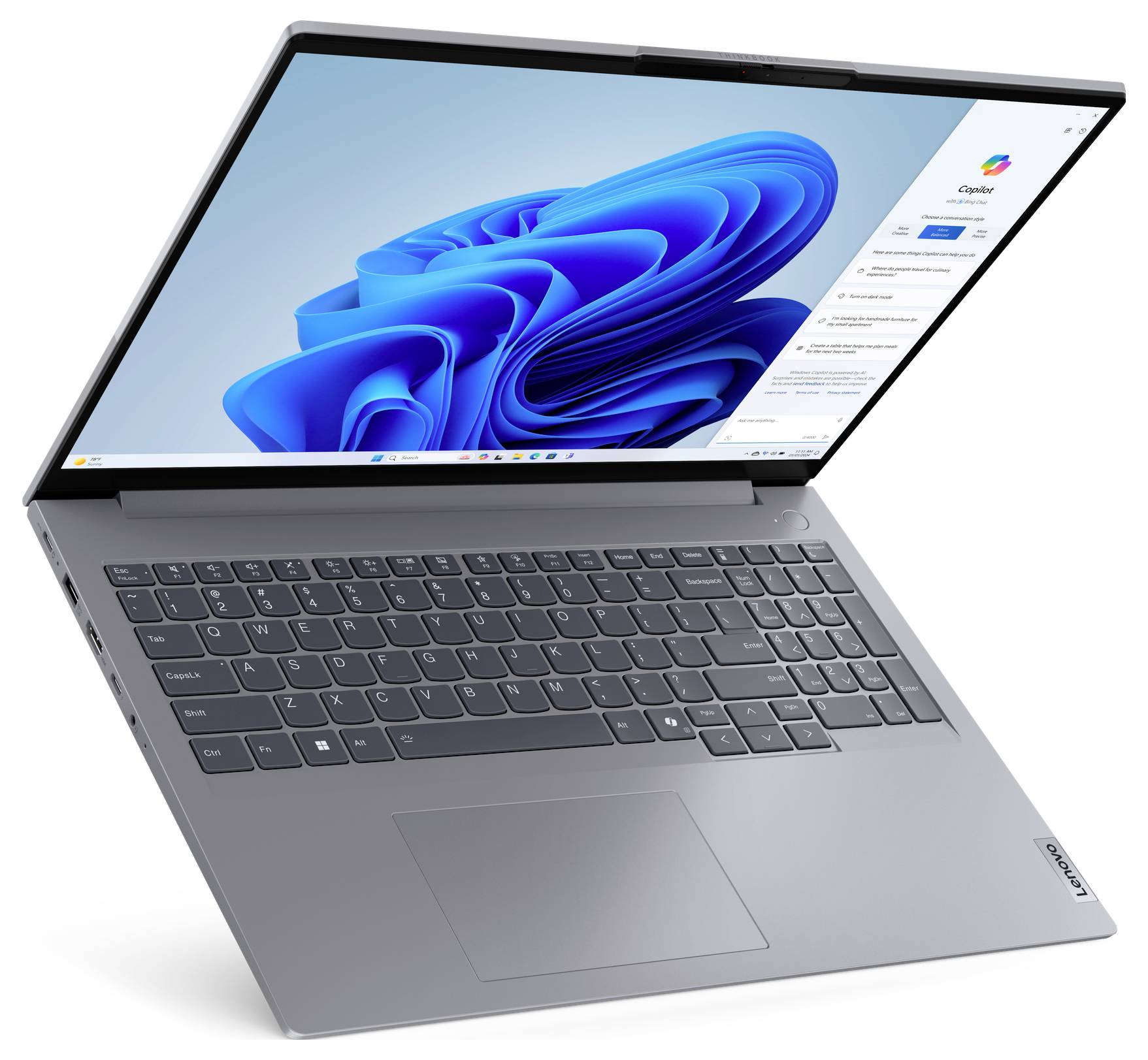 Ein grauer Laptop, teilweise geöffnet, der ein Windows-Betriebssystem mit einer hellen Desktop-Oberfläche und einer sichtbaren App auf der rechten Seite anzeigt.
