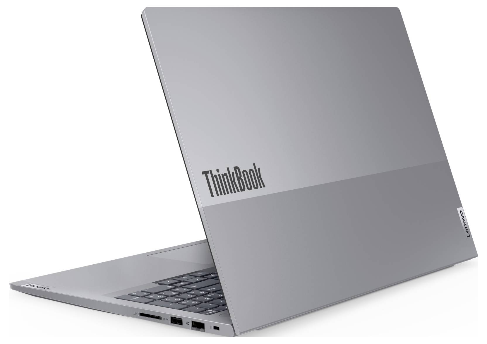 Silberner Laptop mit dem Markennamen ThinkBook auf dem Deckel, teilweise geöffnet, der ein schlankes Design und verschiedene Anschlüsse an der Seite präsentiert.