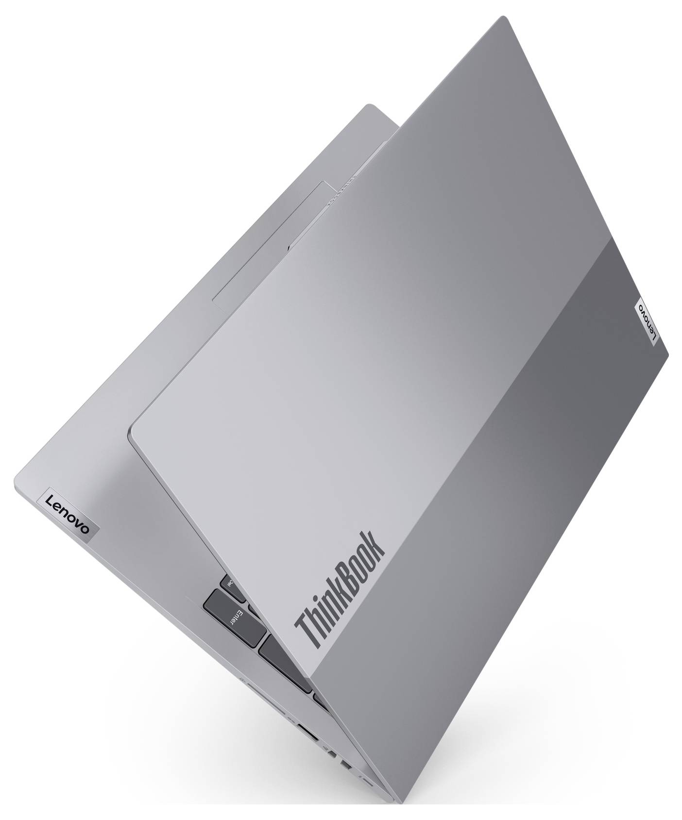 Ein silberner Laptop, der teilweise geschlossen ist und das 'ThinkBook'-Logo auf dem Deckel zeigt, mit einem eleganten Design.