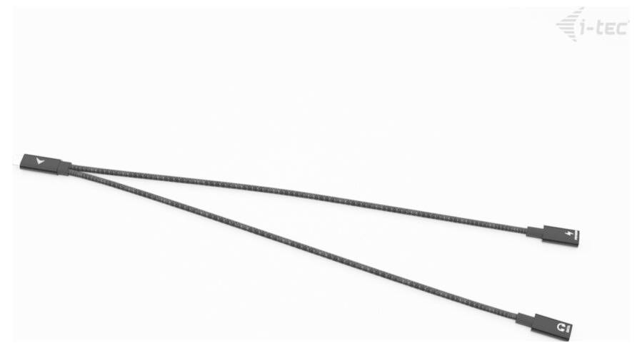 Ein Y-förmiges Kabel mit einem USB-C-Anschluss, der sich in zwei verschiedene Anschlüsse, gekennzeichnet mit 'A' und 'C1', auf einem weißen Hintergrund aufteilt.