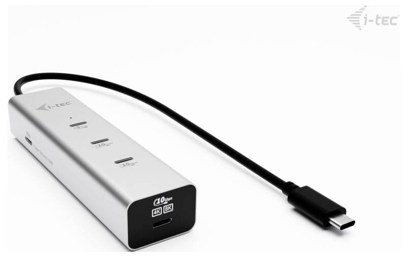 Ein silberner i-tec USB-C-Adapter mit mehreren Anschlüssen, einschließlich HDMI, USB und DisplayPort, der mit einem schwarzen Kabel mit USB-C-Stecker verbunden ist.