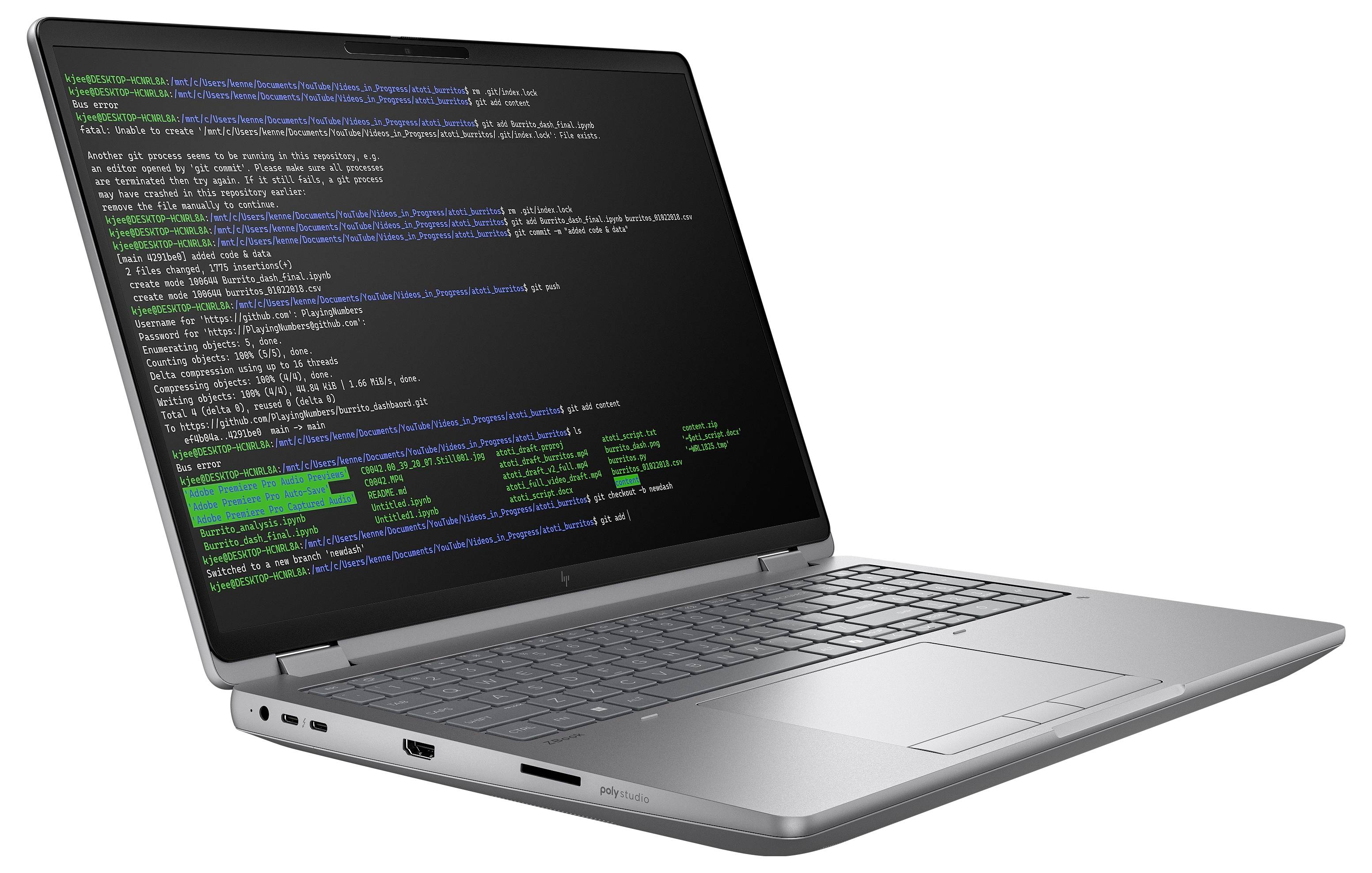 Ein Laptop zeigt Codezeilen auf seinem Bildschirm, was auf Softwareentwicklung oder Programmieraktivität hindeutet.