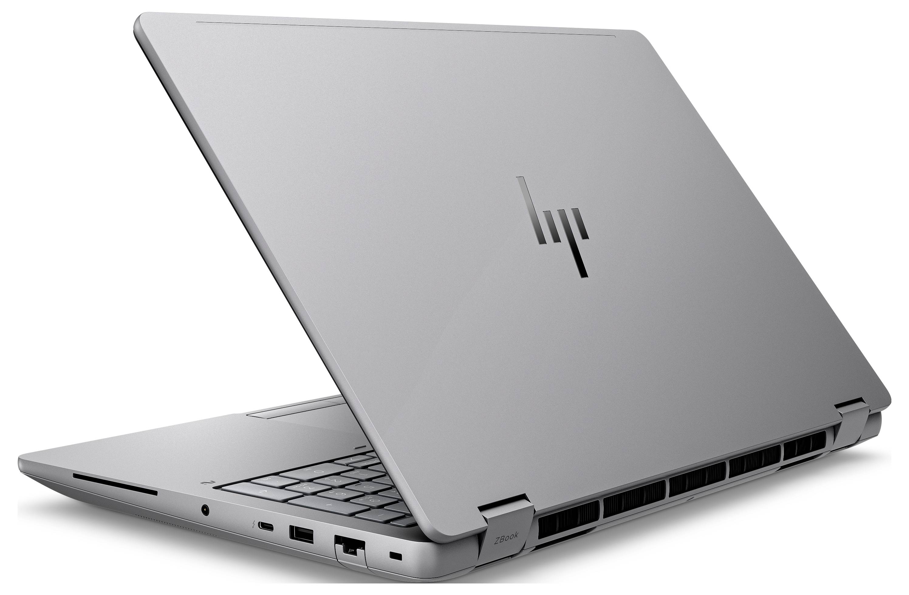 Ein silberner Laptop mit teilweise geöffnetem Deckel, der die Tastatur freigibt. Das Logo ist auf dem Deckel sichtbar. Das Gerät ist leicht nach links geneigt.