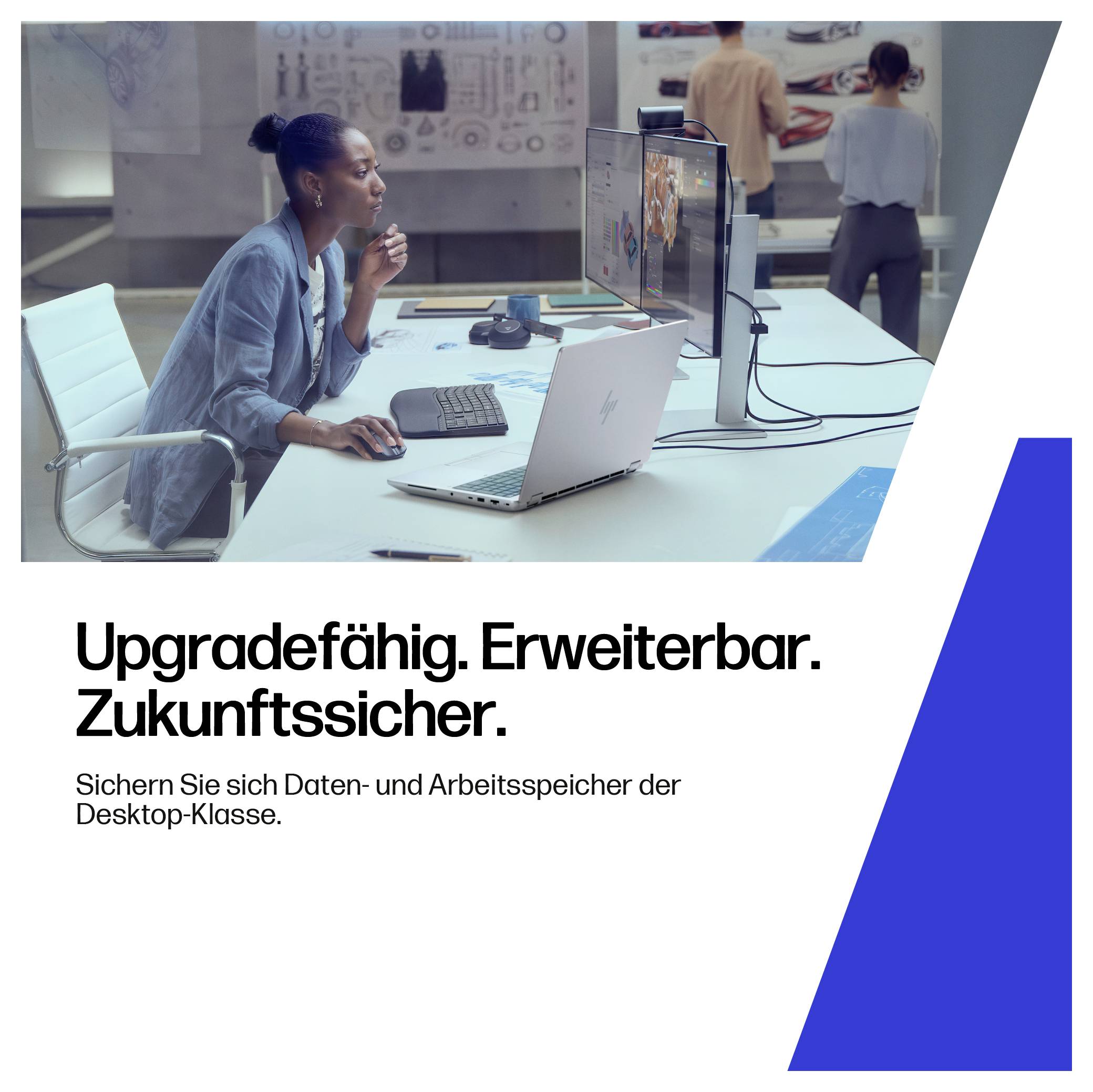 Eine Person, die an einem Schreibtisch mit einem Computer arbeitet und dabei die Aufrüstbarkeit und Erweiterungsfähigkeit von Desktop-Klasse-Daten- und Speichersicherheit betont.