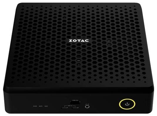 Eine kompakte schwarze Computerbox mit gelochtem Design, auf deren Oberseite das 'ZOTAC' Logo prangt und an deren Frontseite ein gelber Einschaltknopf sitzt.