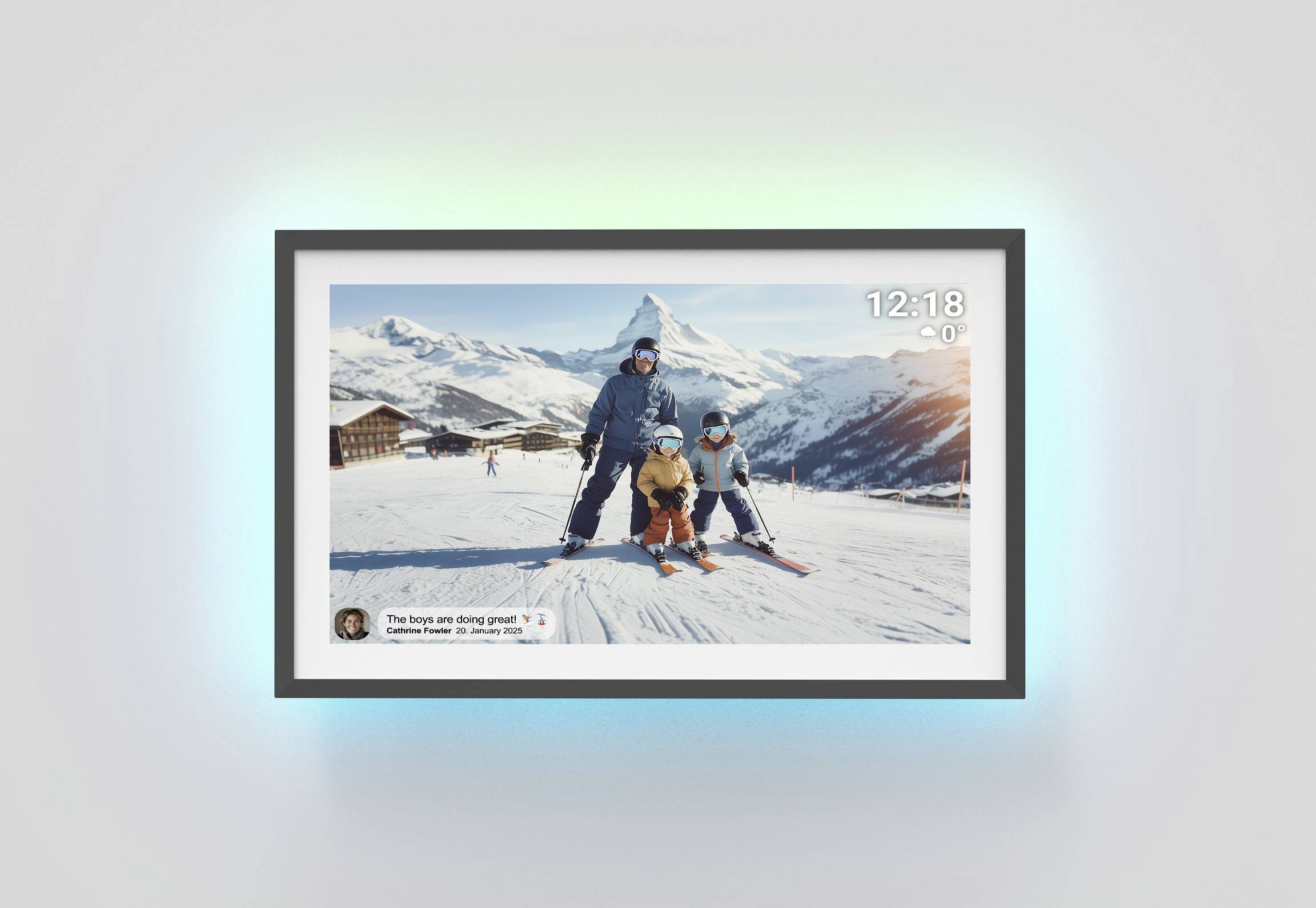 Person mit zwei Kindern beim Skifahren auf einem schneebedeckten Berg mit Holzhütten im Hintergrund. Digitale Uhr zeigt 12:18, Temperatur 0°C.