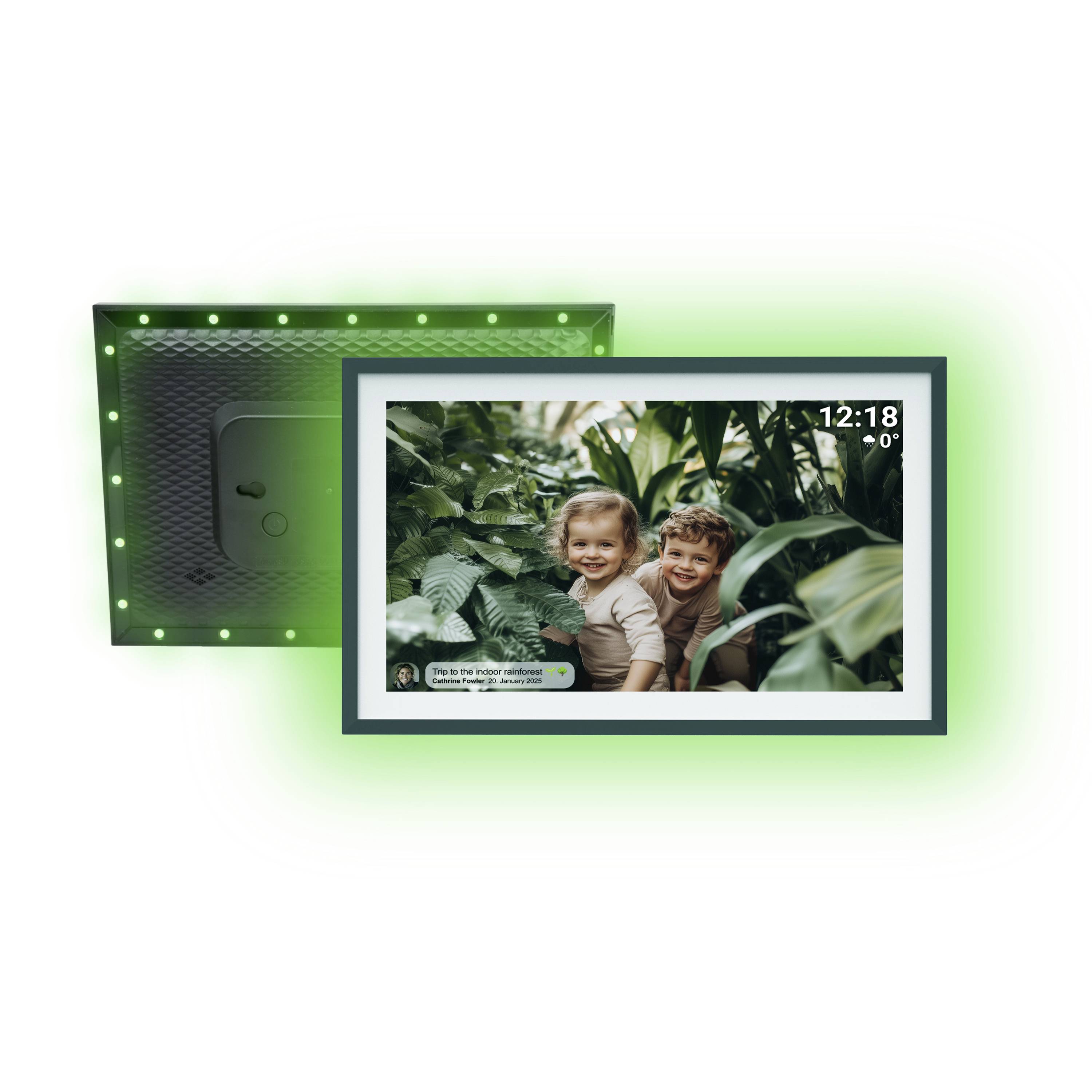 Ein digitaler Fotorahmen zeigt zwei lächelnde Kinder, umgeben von üppig grünen Pflanzen. Zeit '12:18' und Temperatur '0°' werden angezeigt.