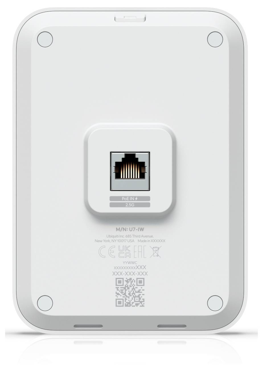 Das Bild zeigt die Rückansicht eines weißen elektronischen Geräts mit einem Ethernet-Anschluss und einem QR-Code. Die Modellnummer lautet „U7-IW