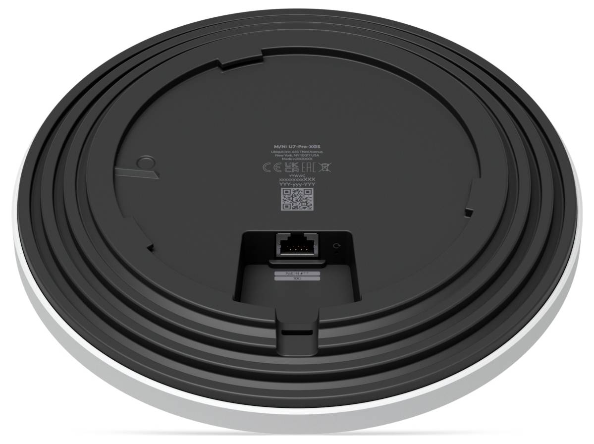 Das Bild zeigt die Unterseite eines kreisförmigen elektronischen Geräts mit einem Ethernet-Anschluss und einem QR-Code; es handelt sich höchstwahrscheinlich um eine Montagebasis.