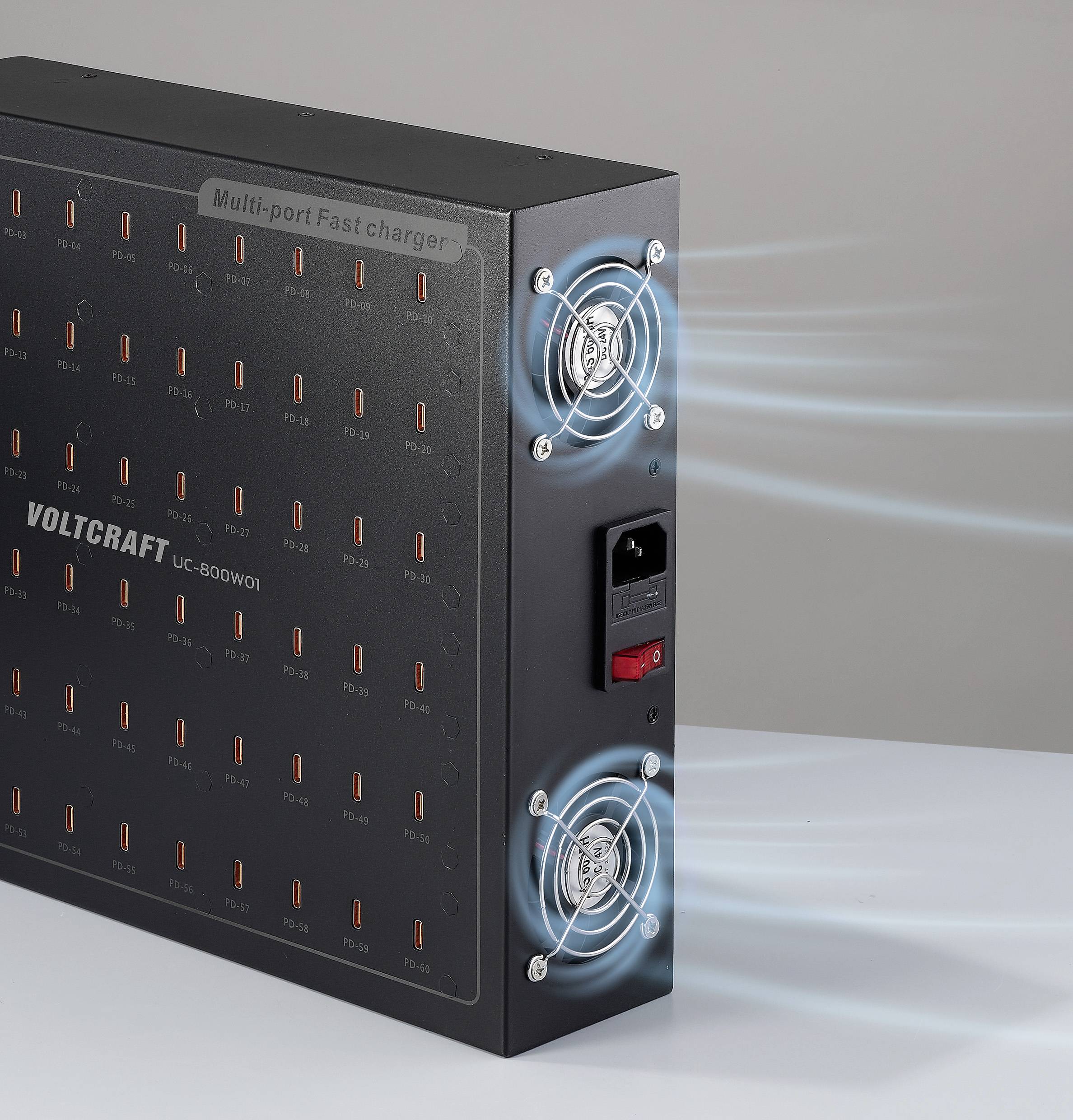 Ein schwarzer Multi-Port-Schnellladegerät mit der Markenbezeichnung 'Voltcraft UC-8000', ausgestattet mit mehreren Ladebuchsen und Kühlventilatoren, die Luftstrom abgeben.