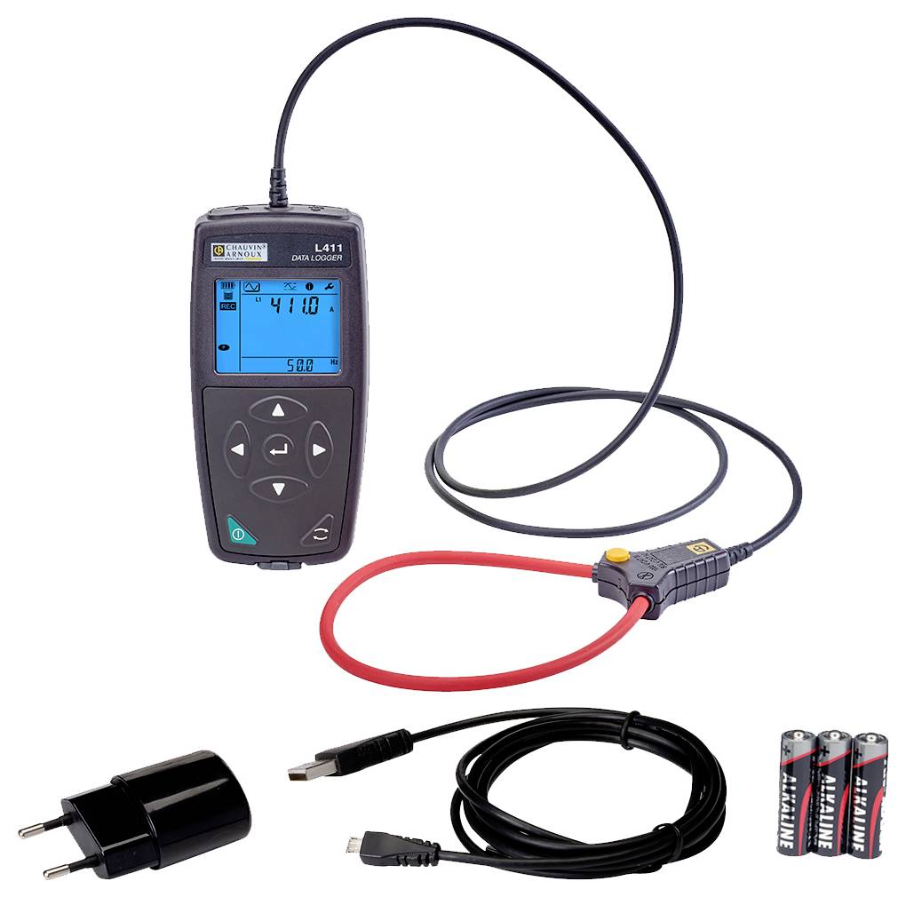 Ein tragbarer Datenlogger mit LCD-Bildschirm zeigt '4110' an. Er ist mit einem flexiblen Sensor verbunden. Drei Batterien, ein Ladegerät und Kabel befinden sich in der Nähe.