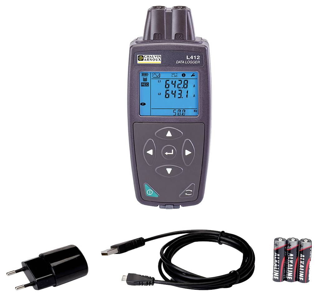 Datenlogger-Gerät mit digitaler Anzeige, die Messwerte zeigt, zusammen mit einem USB-Kabel, Netzteil und vier AA-Batterien.