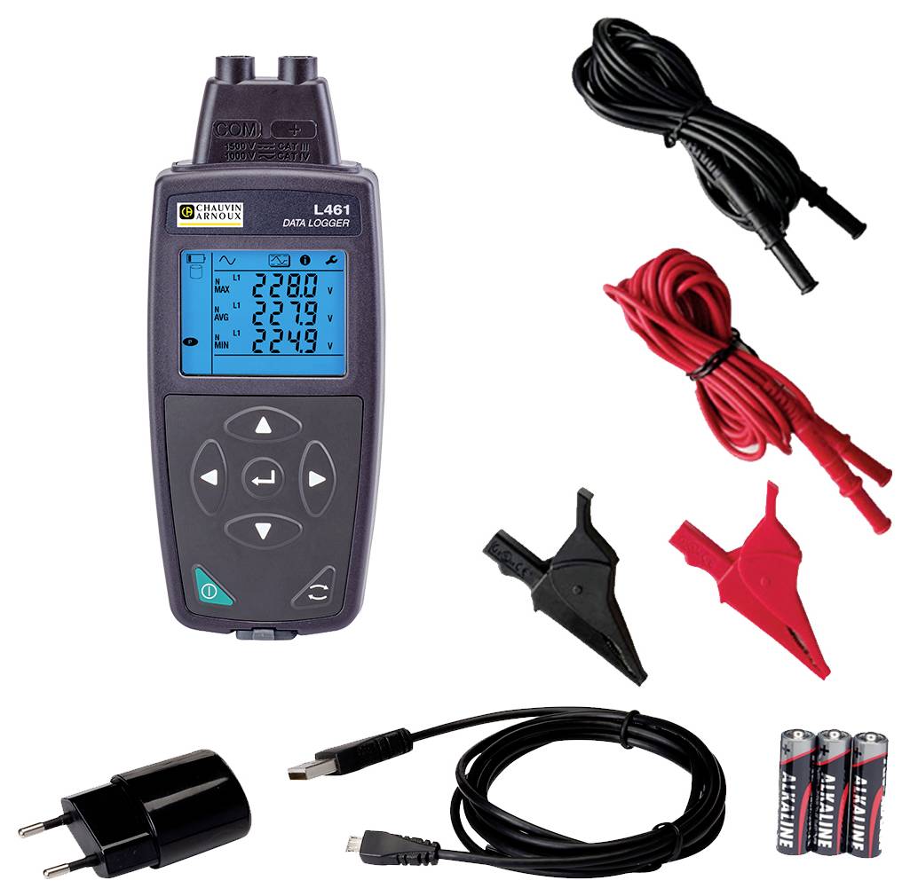 Ein digitaler Datenlogger mit einem Display, das Messungen neben elektrischen Sonden zeigt, ein Ladegerät, Verbindungskabel und Batterien.