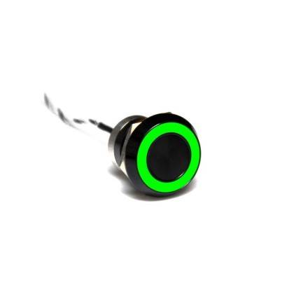 Ein schwarzer runder Knopf mit einem grün beleuchteten Ring, der wahrscheinlich einen aktiven oder bereiten Zustand anzeigt, mit Kabeln, die von der Rückseite abstehen.