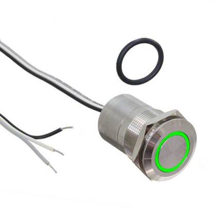 Ein Drucktaster mit einem grünen LED-Ring, grauem Metallgehäuse und freiliegenden Kabeln, versehen mit einem Gummidichtungsring.