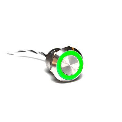 Druckknopf mit metallischer Oberfläche und einem leuchtend grünen Ring, der anzeigt, dass er aktiv ist. Kabel ragen aus der Rückseite und deuten darauf hin, dass er zur Installation oder Verwendung bereit ist.