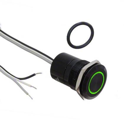 Ein schwarzer LED-Drucktaster mit grünem Licht, das seine Aktivierung anzeigt, ausgestattet mit mehrfarbigen Leitungen für elektrische Verbindungen und einem O-Ring-Dichtung.