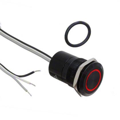 Ein schwarzer Drucktaster mit einem roten LED-Ring und drei Anschlussleitungen, zusammen mit einem Gummidichtungsring.
