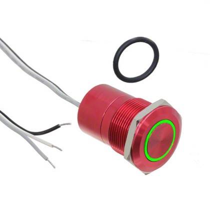 Ein roter metallischer Drucktastenschalter mit einem grün beleuchteten Ring, drei Anschlussleitungen und einer O-Ring-Dichtung zum Abdichten.