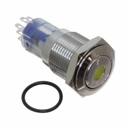 Ein metallischer, kreisförmiger Drucktaster mit einem grünen Zentrum und einem O-Ring daneben, aus einem Winkel betrachtet, der seine rückseitigen elektrischen Anschlüsse zeigt.