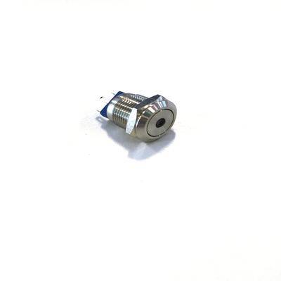 Ein silberner Metalldrucktaster mit blauem Gehäuse, der üblicherweise in elektronischen Projekten oder Geräten verwendet wird, ist vor einem weißen Hintergrund abgebildet.
