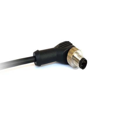 Schwarzer M12-Winkelstecker mit Metallgewinde, geeignet für industrielle oder Automatisierungsanwendungen, verbunden mit einem schwarzen Kabel.