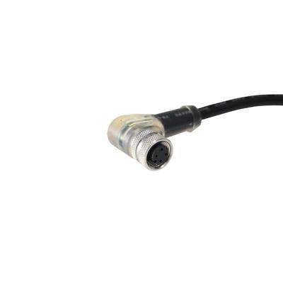 Eine Nahaufnahme eines kreisförmigen 4-poligen Kabelsteckers, teilweise eingesteckt, der Verbindungshardware für Elektronik oder Ausrüstung zeigt.