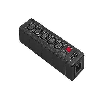 Ein schwarzes Mehrfachsteckdosenleiste mit fünf Steckdosen und einem roten Schalter, für elektrische Geräte konzipiert, von einer Winkelansicht aus gezeigt.
