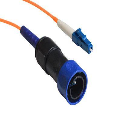 Ein orangefarbenes Glasfaserkabel mit LC-Stecker ist zu sehen, das für die Hochgeschwindigkeits-Datenübertragung in der Telekommunikation entwickelt wurde.
