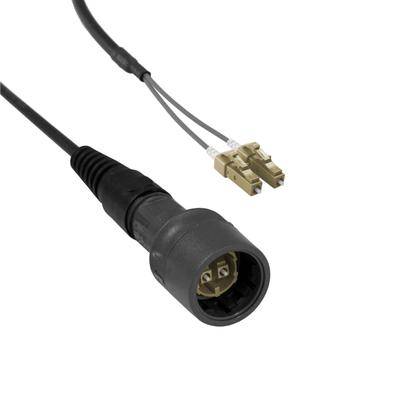 Ein schwarzes, rundes elektrisches Anschlusskabel mit zwei dünnen, beigen Steckern, geeignet für Daten- oder Stromübertragung.
