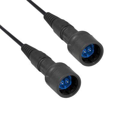 Zwei schwarze wasserdichte Kabel, jeweils mit einem blauen Stecker am Ende, konzipiert für Außenanwendungen zur Strom- oder Datenübertragung.