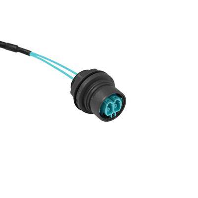 Ein blau-schwarzer Automotive-Elektroverbinder mit zwei sichtbaren Kabeln vor einem weißen Hintergrund.