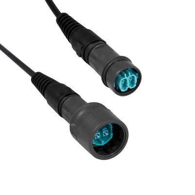 Zwei schwarze und blaue elektrische Anschlüsse, von leicht unterschiedlichen Winkeln aus gezeigt, auf einem weißen Hintergrund.